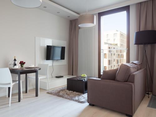 ワルシャワにあるChopin Apartments - Cityのリビングルーム(ソファ、テーブル付)
