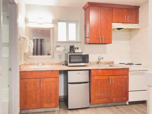 Kuchyň nebo kuchyňský kout v ubytování Americas Inn & Suite