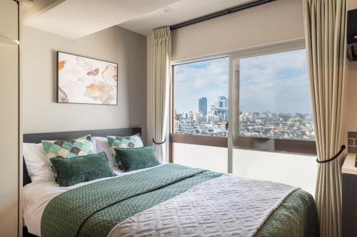Cama ou camas em um quarto em NC Square Shinjuku -All Suite Residence-