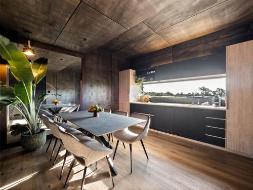 Un lugar para sentarse en Samphire Chalet Tuart - Luxury Amidst Nature