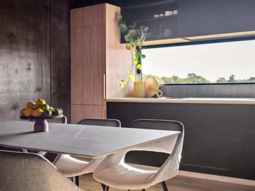 Un lugar para sentarse en Samphire Chalet Tuart - Luxury Amidst Nature