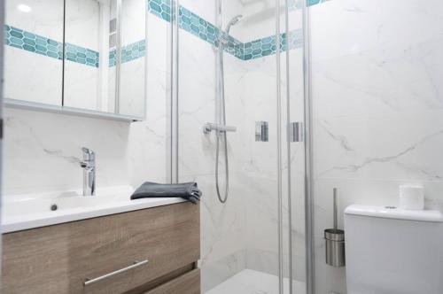 une salle de bain avec douche et lavabo dans l'établissement Eden Room, à Saint-Tropez