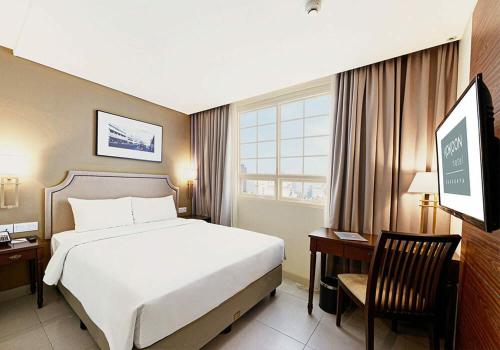 Postel nebo postele na pokoji v ubytování Kokoon Hotel Surabaya