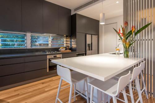 Η κουζίνα ή μικρή κουζίνα στο Hastings Villas