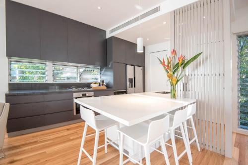 Η κουζίνα ή μικρή κουζίνα στο Hastings Villas