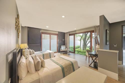 Ένα ή περισσότερα κρεβάτια σε δωμάτιο στο The Palayana Hua Hin