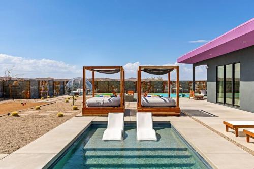 Casa con piscina y 2 camas en Saltwater Pool, Pickleball, Bocce Ball, Glamping, EVcharge, en Joshua Tree