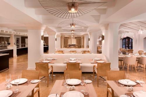 een grote eetkamer met tafels en stoelen bij The Westin La Quinta Golf Resort & Spa, Benahavis, Marbella in Marbella