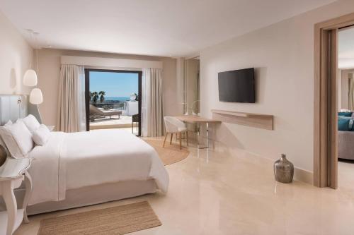 une chambre blanche avec un lit et une télévision dans l'établissement The Westin La Quinta Golf Resort & Spa, Benahavis, Marbella, à Marbella