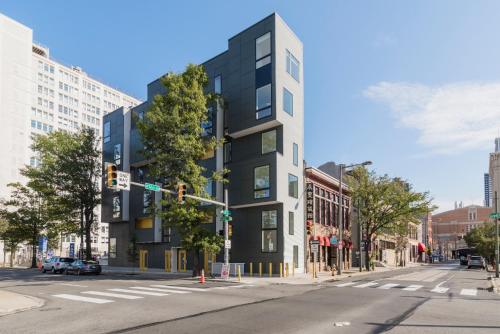 a tall black and white building on a city street at Abode XS House Stunning Architectural Flat in Philadelphia