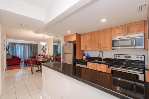 Dapur atau dapur kecil di Amazing condo 5 minute walk to the beach!