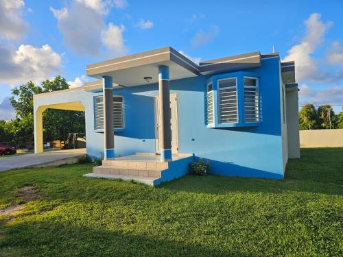 a blue house with a green lawn at Casaplayuela in Camaceyes