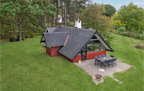 eine Draufsicht auf ein kleines rotes Haus mit einem Tisch in der Unterkunft Three-Bedroom Holiday Home Knebel With Sea View 03 in Ørby