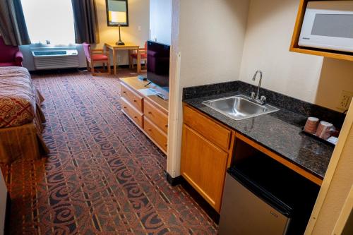 Kuchyň nebo kuchyňský kout v ubytování Savanna Inn & Suites