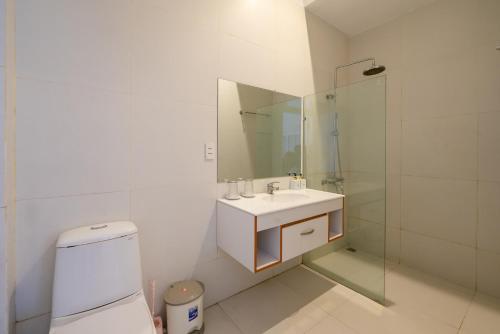 a bathroom with a toilet and a sink and a shower at SEA BREEZE Apartment in Tân Thành (1)
