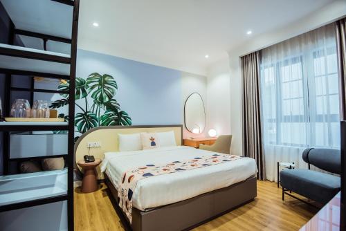 Кровать или кровати в номере Palette Collect's Boutique Hotel Ha Long