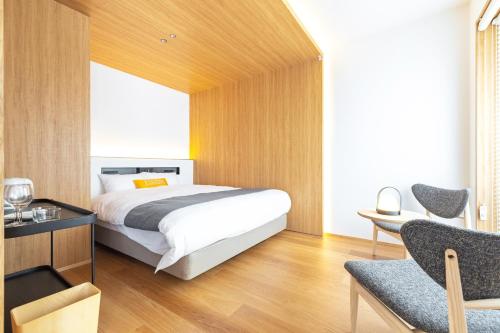 Postel nebo postele na pokoji v ubytování Dash Living Gojo