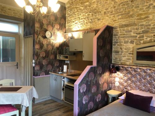 - une cuisine avec un canapé et une table dans une chambre dans l'établissement ILE D'OLERON, Suite'Appart Le Lys Martagon, Entrée et Terrasse Privée Proche de la Mer, à Saint-Georges-dʼOléron