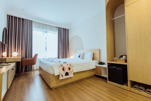 Кровать или кровати в номере Palette Collect's Boutique Hotel Ha Long
