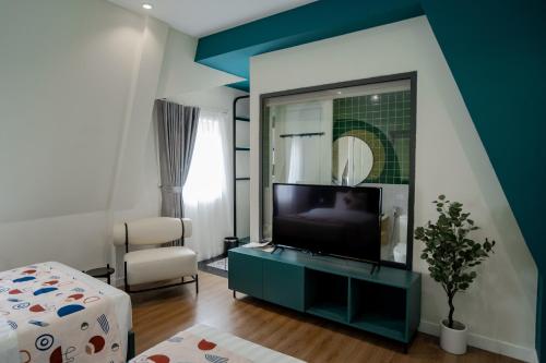 Телевизор и/или развлекательный центр в Palette Collect's Boutique Hotel Ha Long