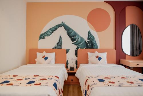 Кровать или кровати в номере Palette Collect's Boutique Hotel Ha Long