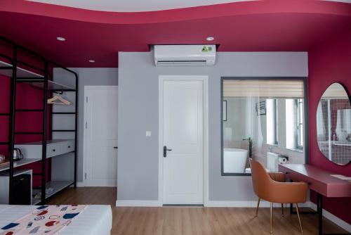 Кровать или кровати в номере Palette Collect's Boutique Hotel Ha Long