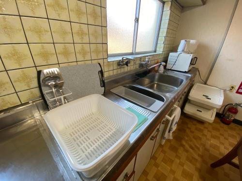 a small kitchen with a sink and a sink at 百代家 養老 飯ノ木 in Yoro