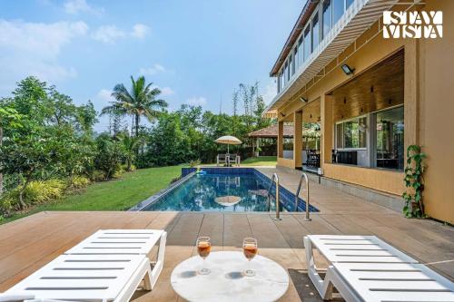 Πισίνα στο ή κοντά στο StayVista at Countryside Meadows with Pool, AC