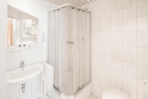 Kylpyhuone majoituspaikassa City Hotel Freiburg