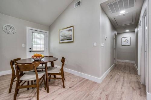 Galeriebild der Unterkunft Luxury 4BR,2B Home, Hot Tub, Near DFW Airport, Modern Comfort Awaits in Irving