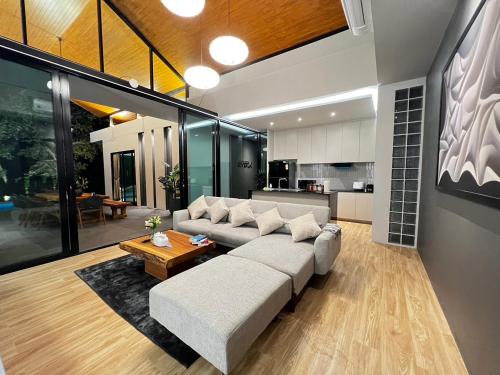 Ruang duduk di Riverla Villa