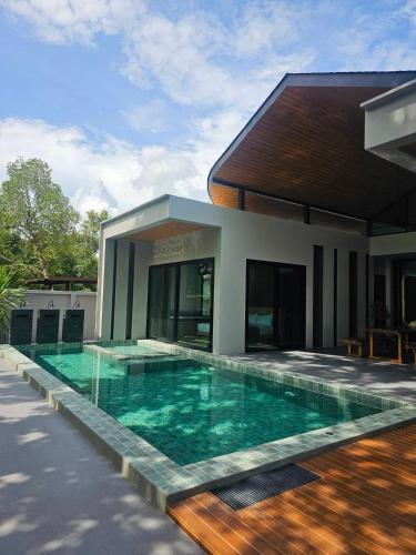 Kolam renang di atau dekat dengan Riverla Villa