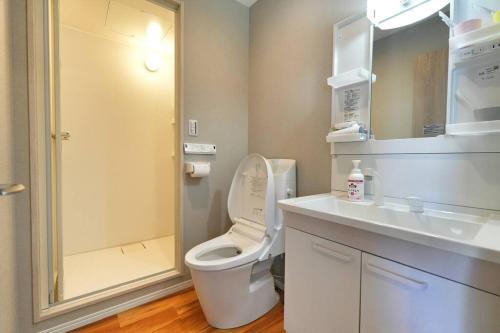 東京にあるZJ401 Hanama401 The Skytree Residence A Newly Home by Tokyo Iconic Landmarksのトイレとシャワー付きの白いバスルーム