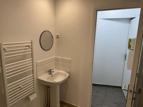 une salle de bain avec un lavabo et un miroir dans l'établissement Appartement I, RESIDENCE DU RENOUVEAU, Stade de France, idéal pour 2 pers, à Saint-Denis