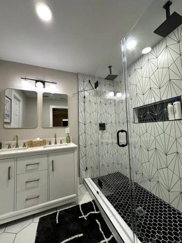 Spacious 4BR Home, Lux Hot Tub & Secure Gated Yard, Near Airport & Attractionsにあるバスルーム
