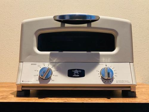 einem Toaster, der auf einem Tisch sitzt in der Unterkunft ぷらむならまち Momiji邸 in Nara