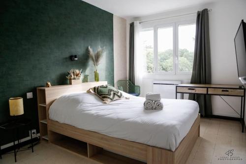 une chambre avec un grand lit et un bureau dans l'établissement Les Remparts Catalan - 3 Bedrooms, Centre, à Perpignan