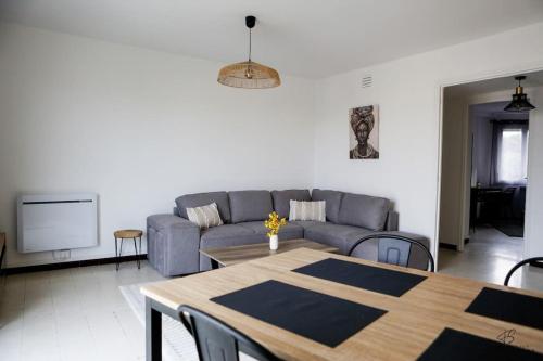 un salon avec un canapé et une table dans l'établissement Les Remparts Catalan - 3 Bedrooms, Centre, à Perpignan