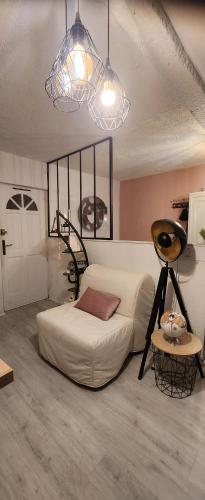 une chambre avec un lit et un escalier à l'intérieur dans l'établissement Appartement Hyper centre historique Toulouse capitole cosy, à Toulouse