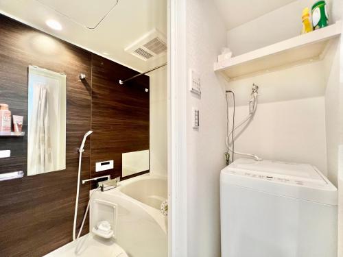une petite salle de bain avec toilettes et lavabo dans l'établissement 君の家AOTO#Haneda&Narita Access#Free reserved parking, à Tokyo