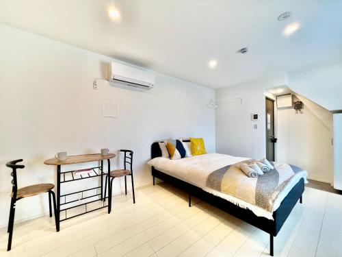 une chambre avec un lit, une table et un bureau dans l'établissement 君の家AOTO#Haneda&Narita Access#Free reserved parking, à Tokyo