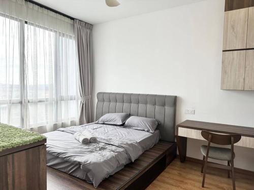 Ένα ή περισσότερα κρεβάτια σε δωμάτιο στο NEW! 2BR WeHome Bathtub Paradigm UTM WiFI