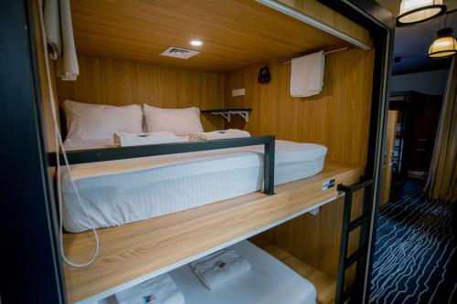 Postel nebo postele na pokoji v ubytování Bluewaters Female-Only Hostel