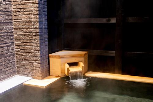 a stage with a water fountain in the middle at 貸し切り宿 世紡 YOTSUMUGI sakazuki and iyasaka in Yufuin