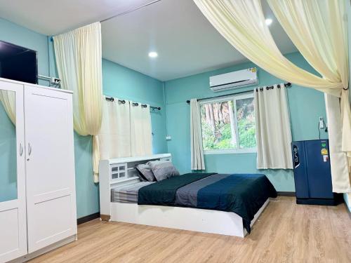 Postel nebo postele na pokoji v ubytování นพรัตน์การ์เด้นฮิลล์