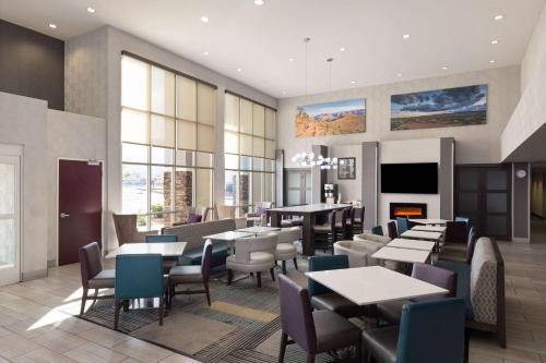 a restaurant with tables and chairs and a fireplace at La Quinta by Wyndham Williams-Grand Canyon Area in Williams