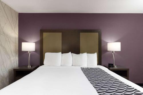 a hotel room with a large bed with two lamps at La Quinta by Wyndham Williams-Grand Canyon Area in Williams