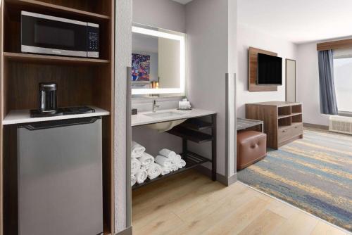 La Quinta Inn & Suites by Wyndham Memphis I-240 Image