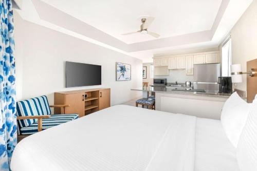 a living room with a table and a kitchen at Hilton Vacation Club The Cove on Ormond Beach in Ormond Beach