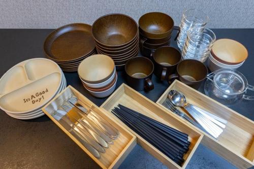 ein Tisch mit einem Tablett mit Tellern und Besteck in der Unterkunft ぷらむならまち Sakura邸 in Nara